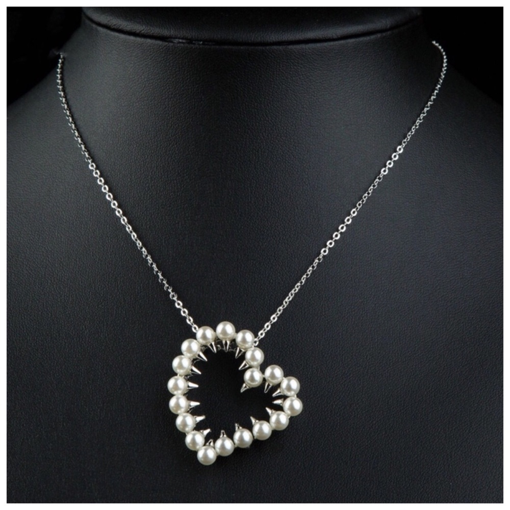 Love Hurts Pearl Heart Necklace - Picture 4 of 4
